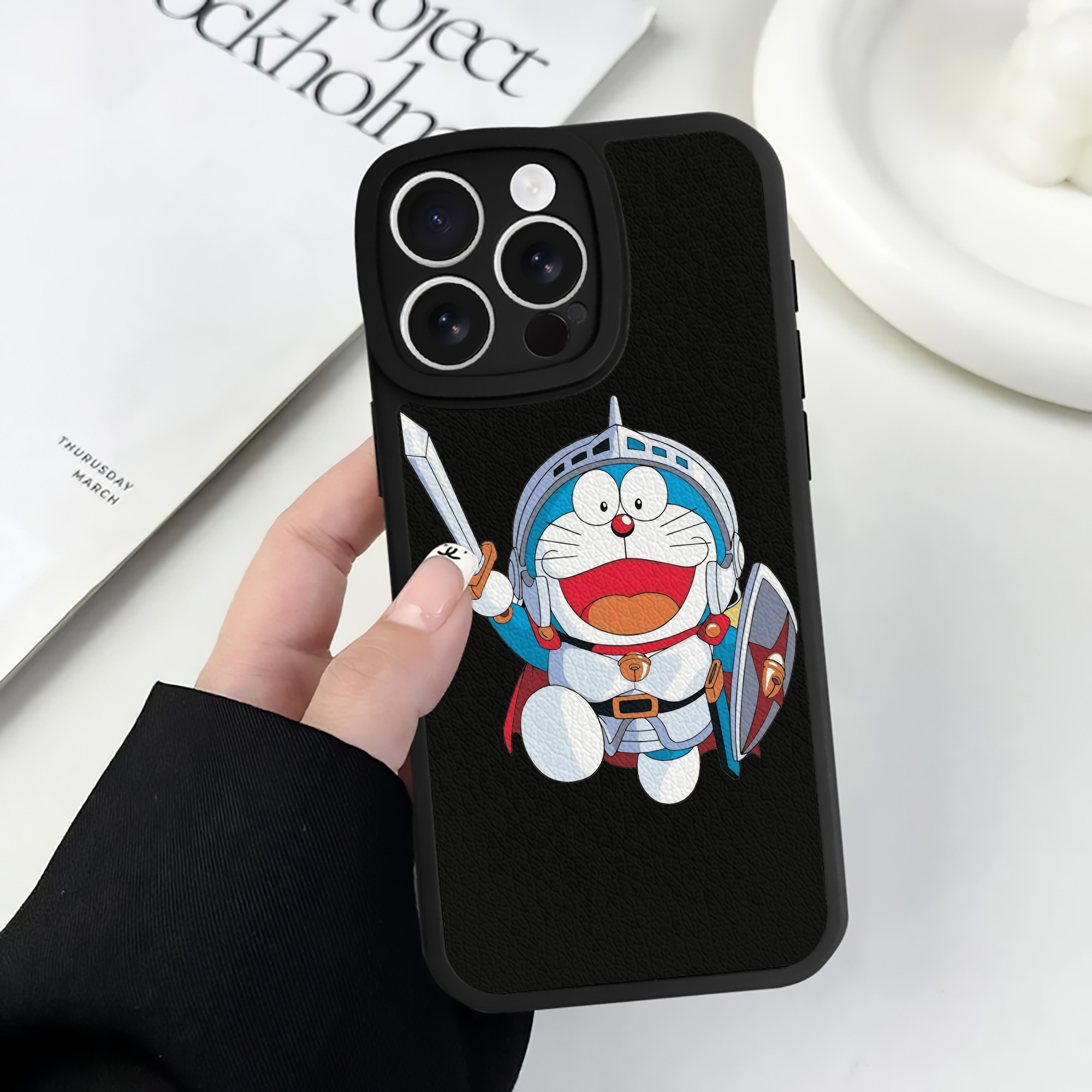 （画像用） ドラえもん Doraemon 【iPhone 16シリーズ対応】シリコンスマホケース（レザー調） 材質：シリコン